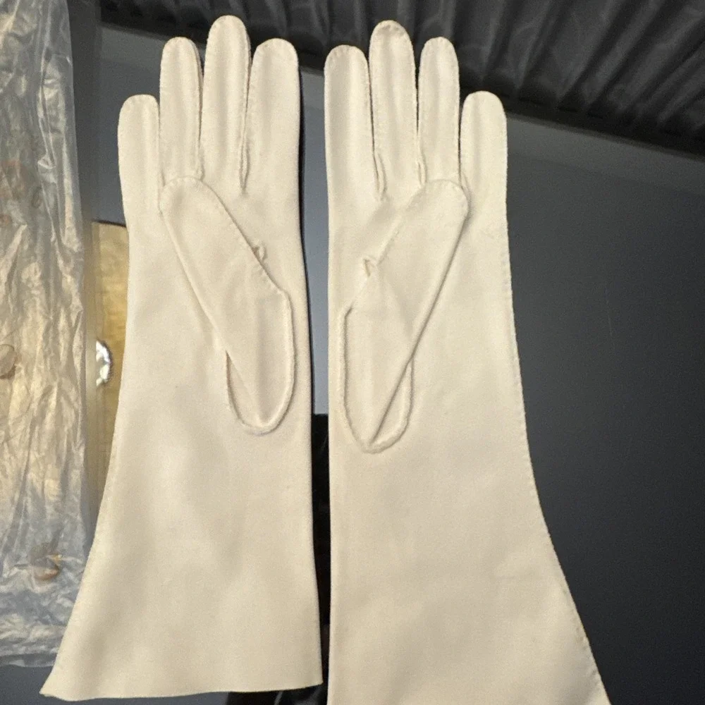 Vintage Gloria Ladies Gloves Ivory Straight Flared Edge W Packaging SZ 5.5/6